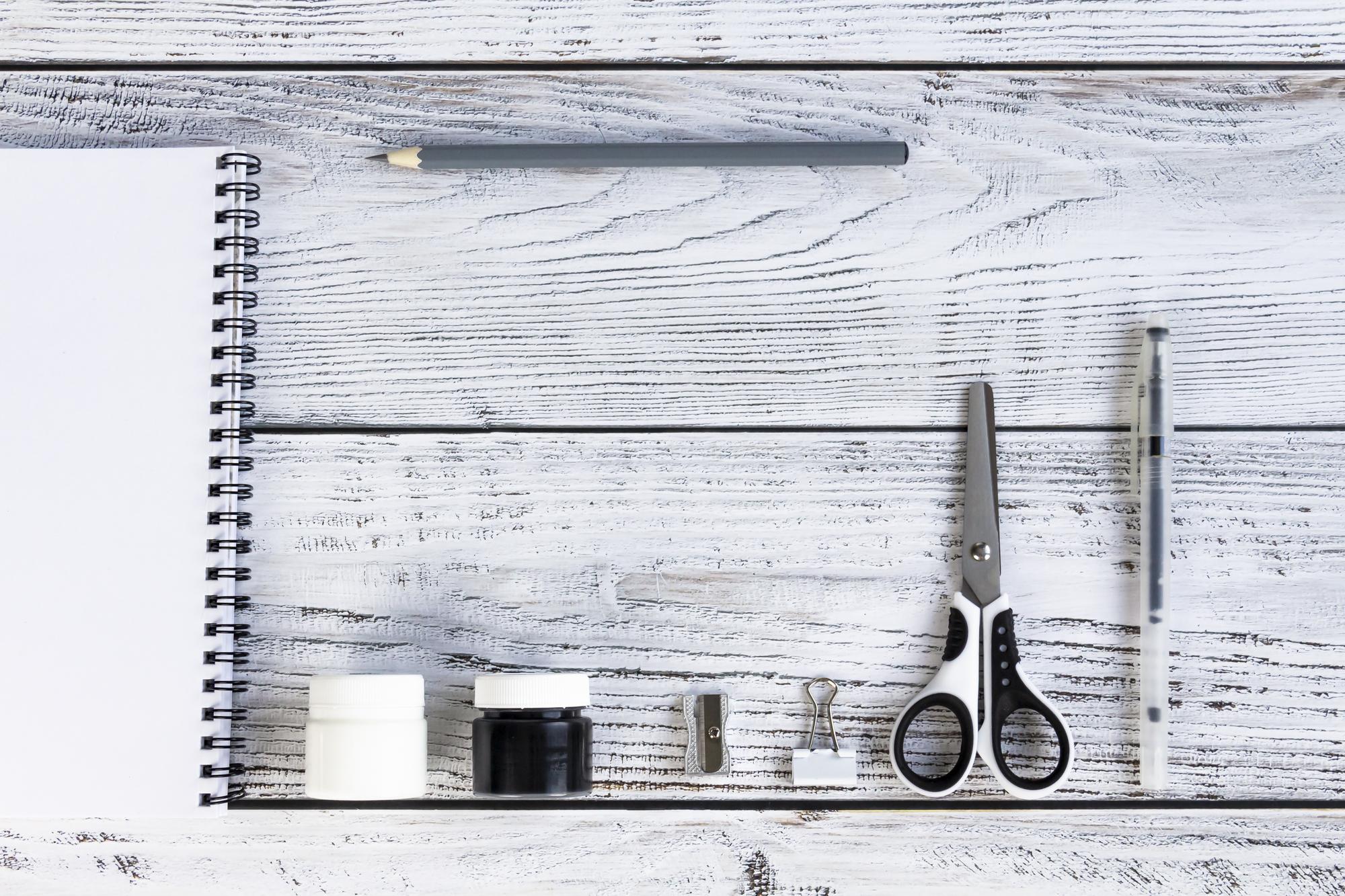 atelier çalışma masası ve iplikçiler
